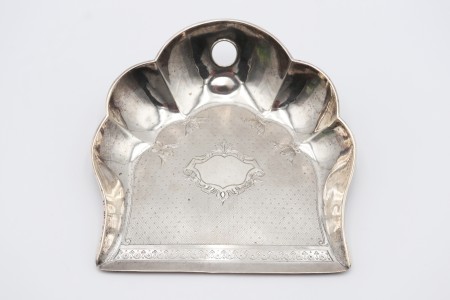 Apanha-migalhas em prata guilhochada e concheada com cartela para monograma 